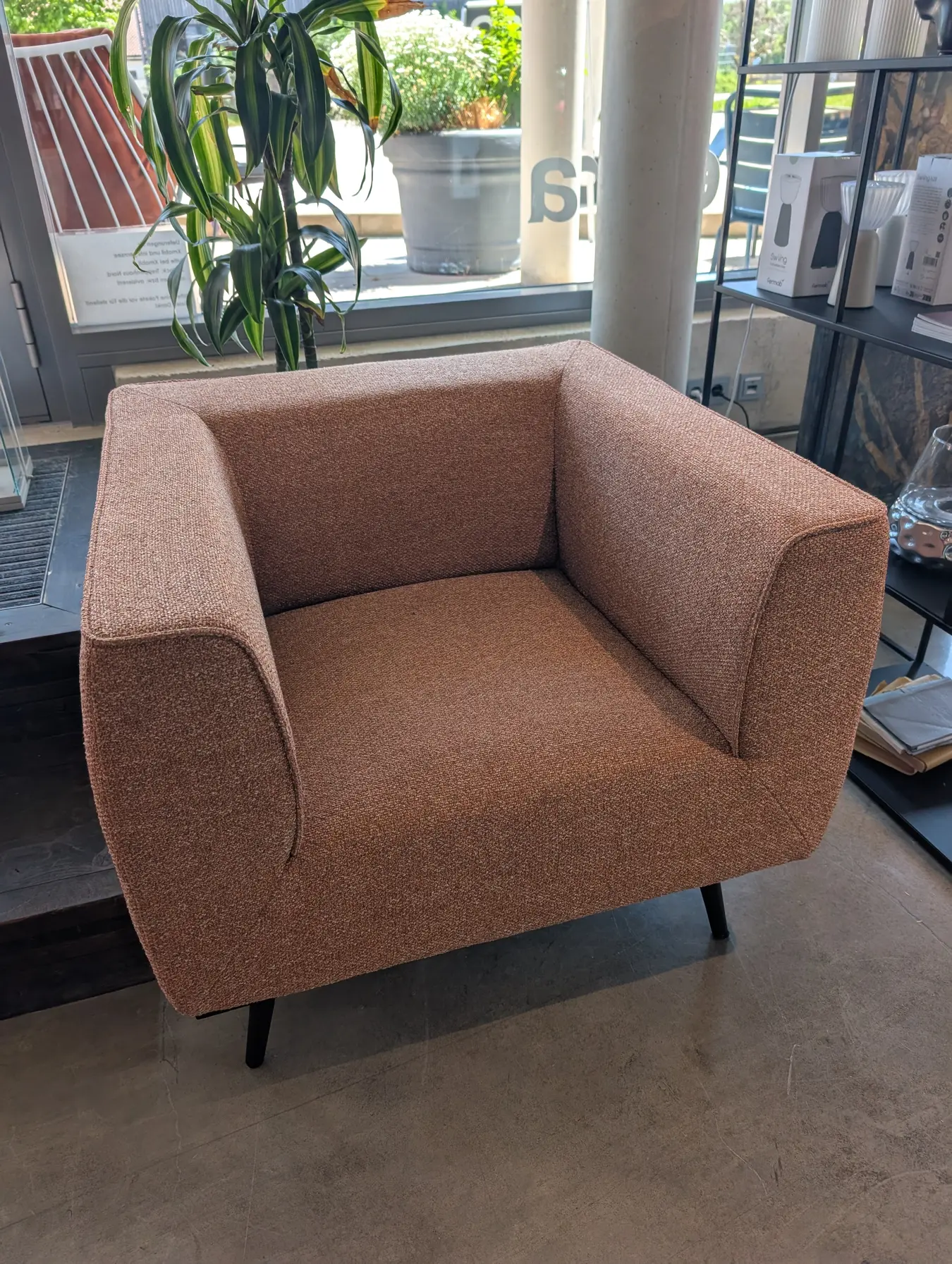 Extraform Sessel Quarta M-113 als Ausstellungsstück im integernsee Showroom