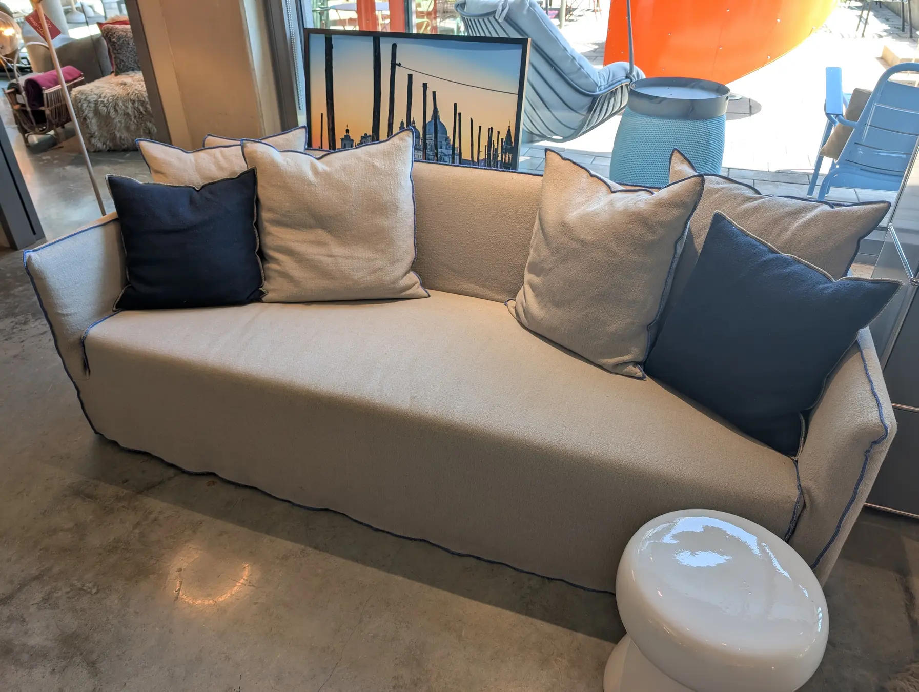Gervasoni Sofa Ghost mit Husse und Beistelltisch Inout 44 im integernsee Showroom