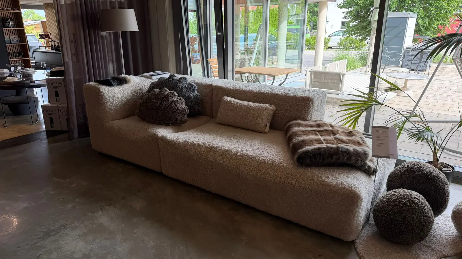 Modulares Julian Sofa der Natures Collection mit Lammfell-Bezug im integernsee Showroom