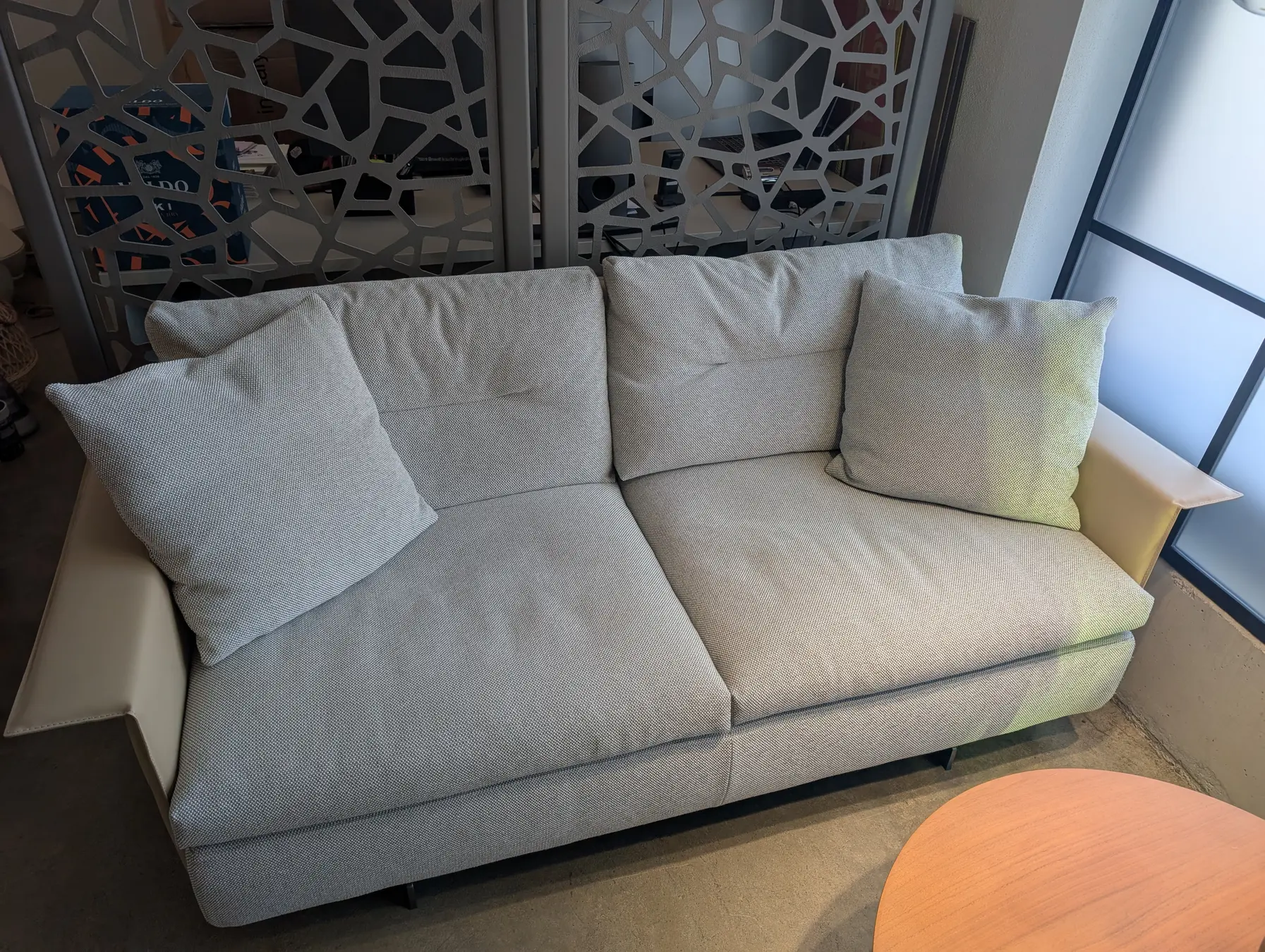 Poltrona Frau Zweiersofa Grantorio mit Saddle Kernleder und Bouclé im integernsee Showroom