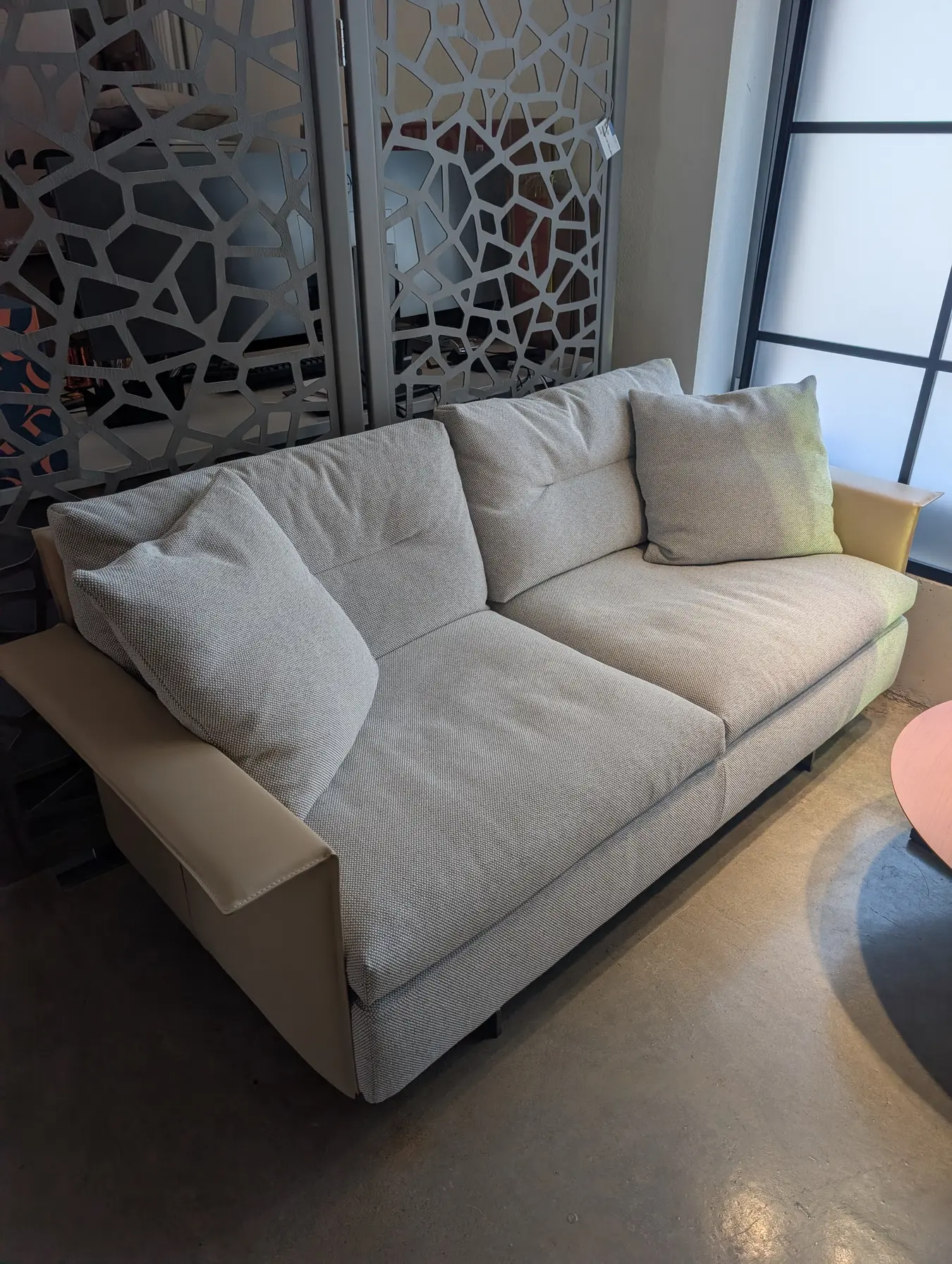 Detailansicht des Poltrona Frau Zweiersofas Grantorio mit Leder und Bouclé im integernsee Showroom