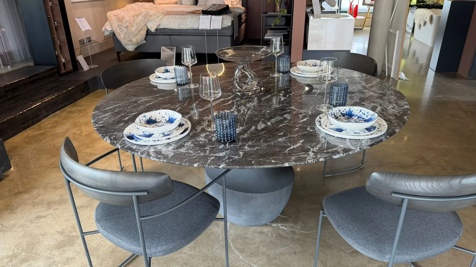 Runder Natures Collection Esstisch mit Marmorplatte im integernsee Showroom