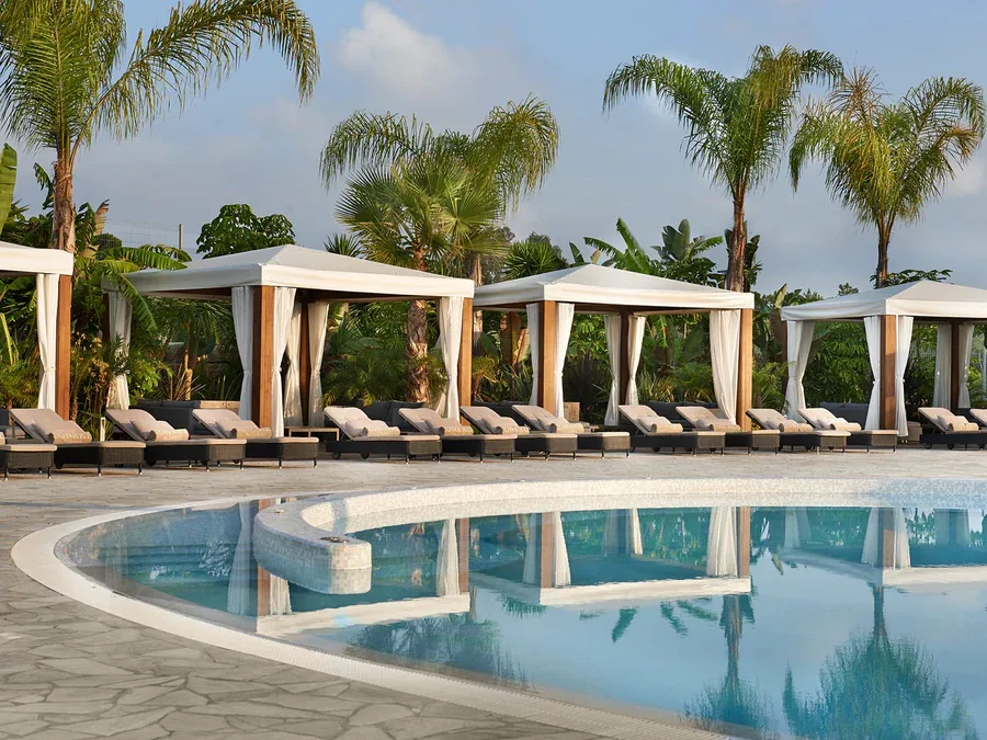 Cane-line Liegen und Outdoor-Möbel am Pool