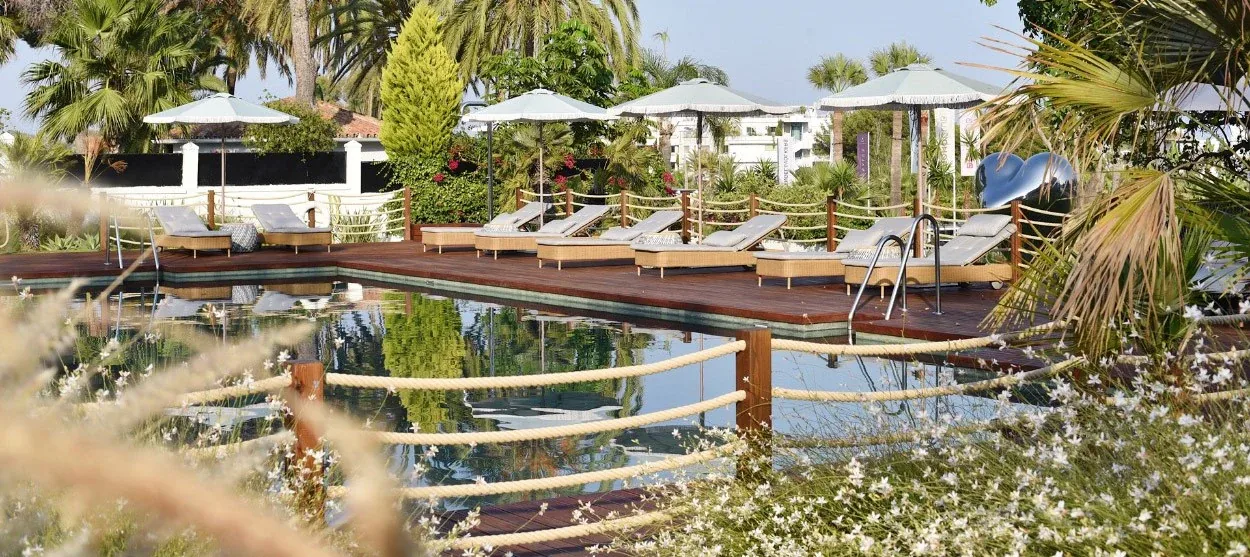 Cane-line Outdoor-Möbel in moderner Terrassenatmosphäre