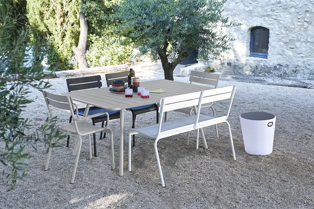 Fermob Outdoor-Möbel in einem farbigen Gartenkonzept