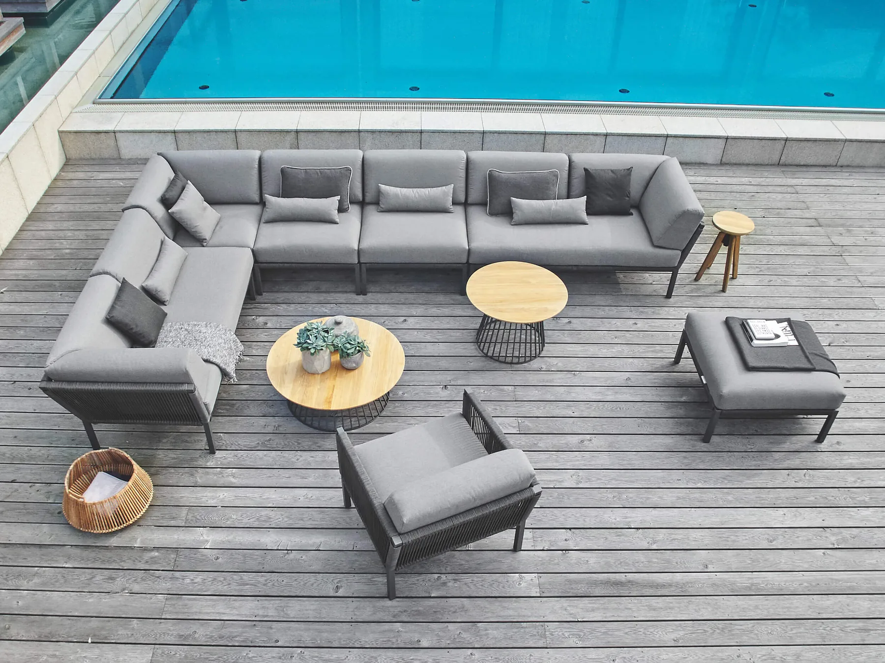 Solpuri Outdoor-Lounge auf einer Terrasse