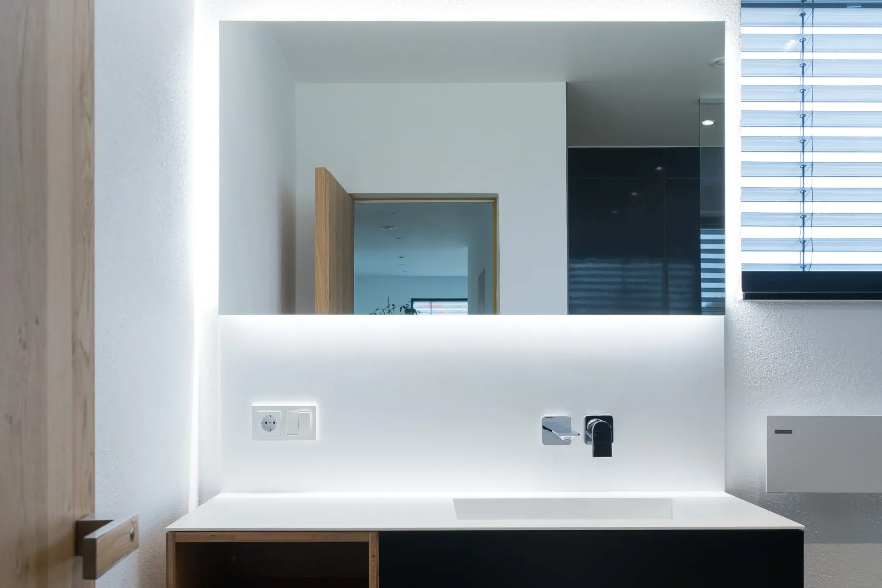 Modernisiertes Badezimmer mit ruhiger Materialwirkung