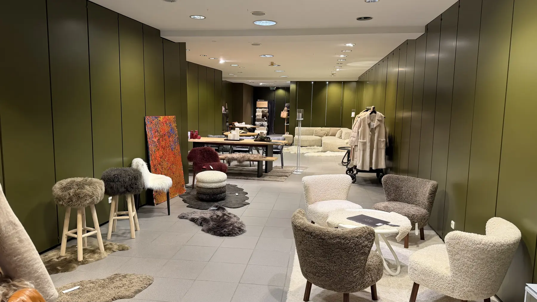 Pop-Up Store Bad Reichenhall mit ausgewählten Möbeln und Materialien