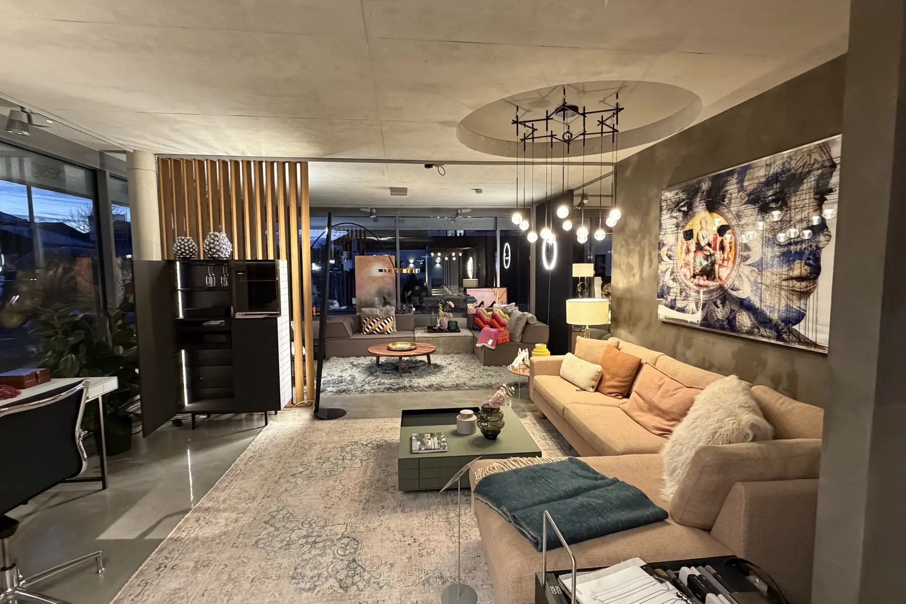 Warme Interior-Situation mit Möbeln und Materialien im integernsee Showroom